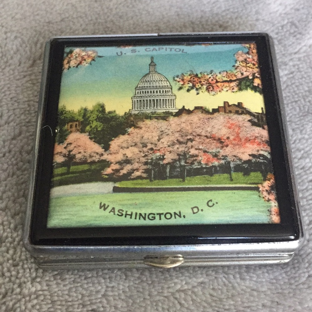 Vintage Washington DC Capitol collector compact